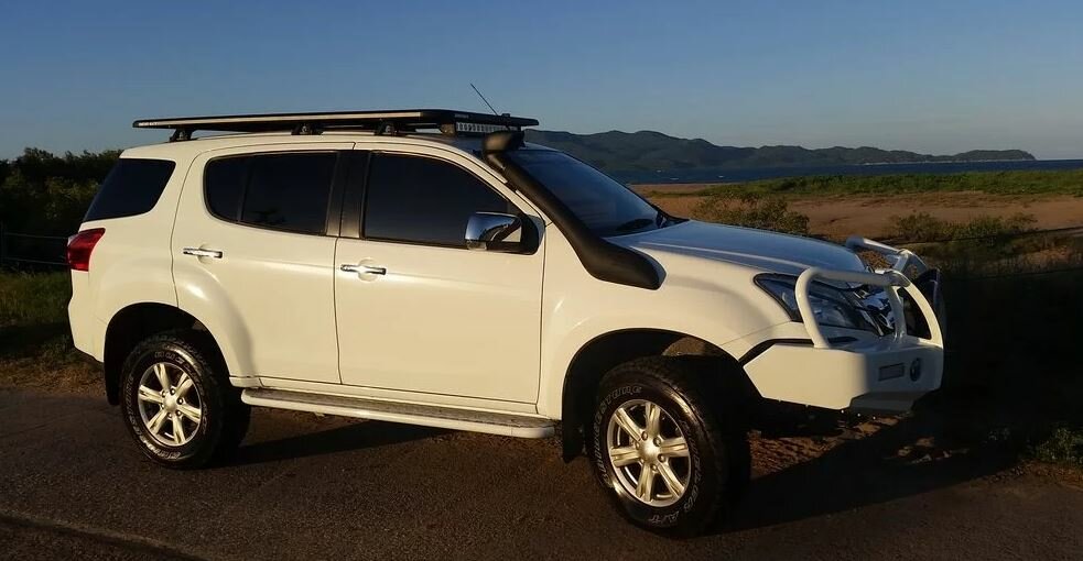 ISUZU MU-X 4 x 4 AT Car Ex-showroom Price List in India