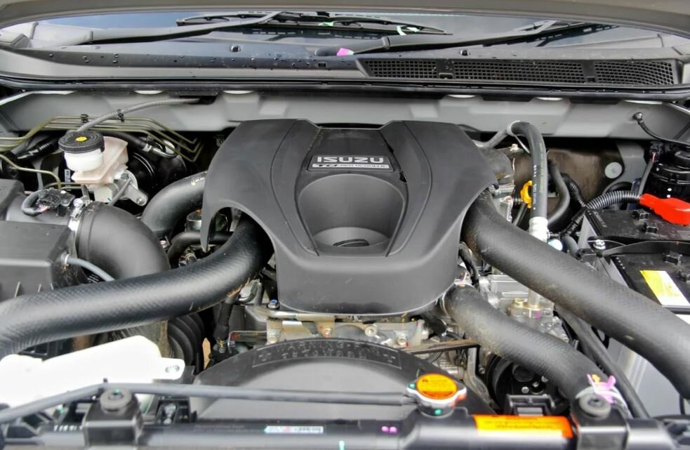 ISUZU MU-X Car engine performance